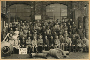 Stahl- und Blechbau Schubert Leipzig Belegschaft der Sächsischen Röhrenfabrik 1949 mit Geschäftsführer Werner Schubert (1. Reihe 5. von rechts)